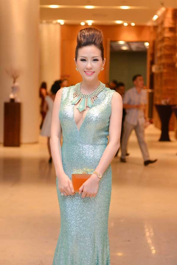 Hoa hậu Thu Hoài bất ngờ khoe vòng một gợi cảm - ảnh 4